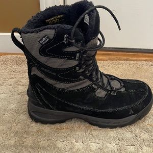 Vasque winter boot. Over the ankle, shaft measures approx. 71/2 inches.